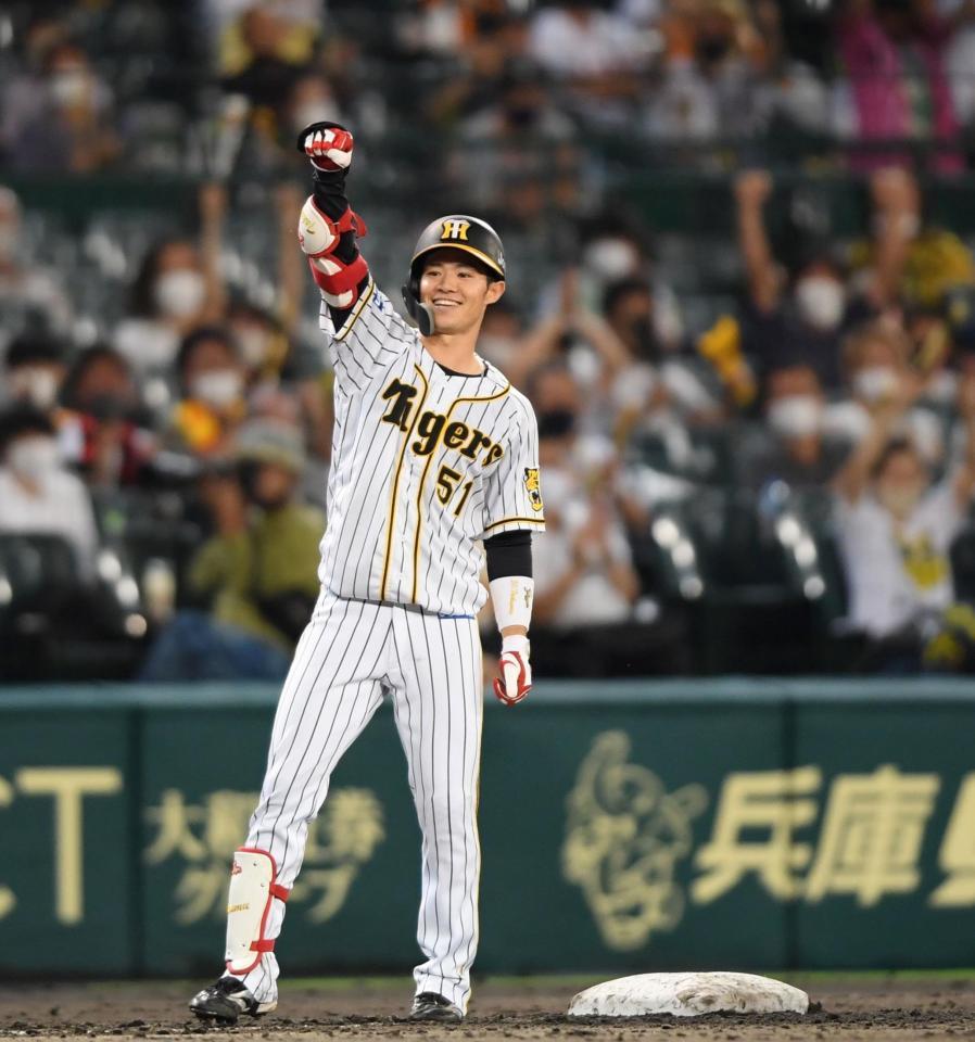 ７回、走者一掃の三塁打を放った中野は塁上でガッツポーズを決める（撮影・田中太一）