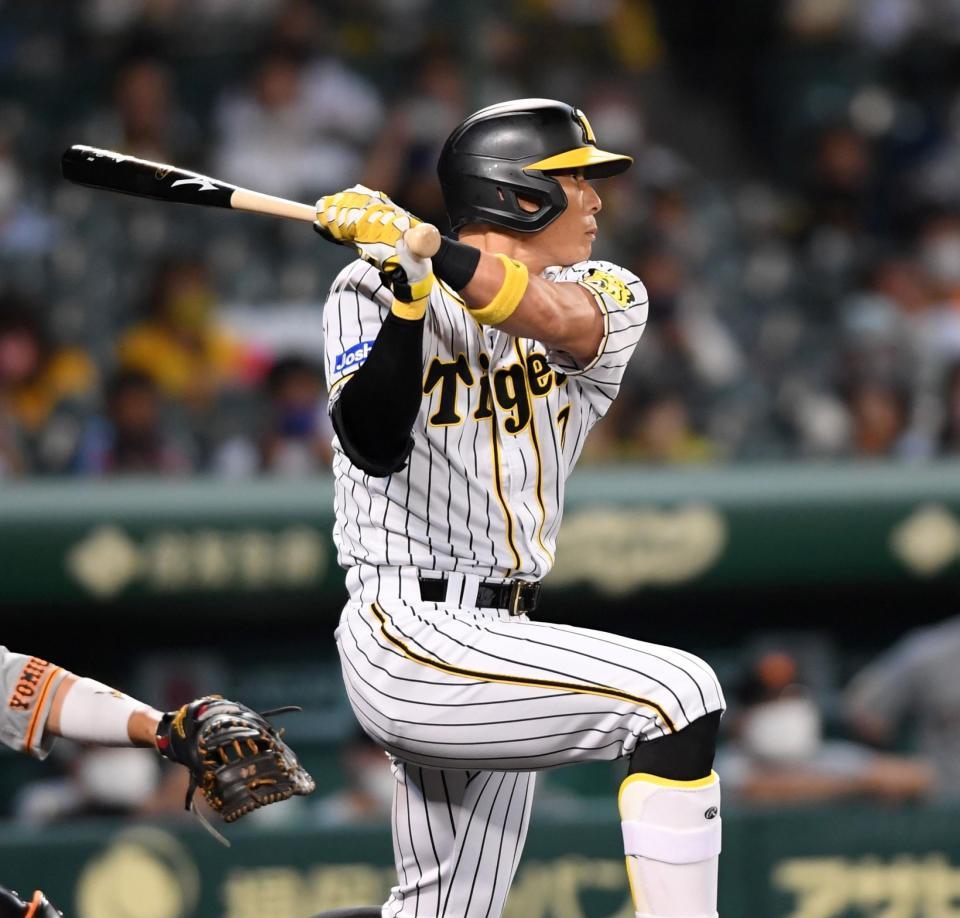 ６回、適時二塁打を放つ糸井（撮影・田中太一）