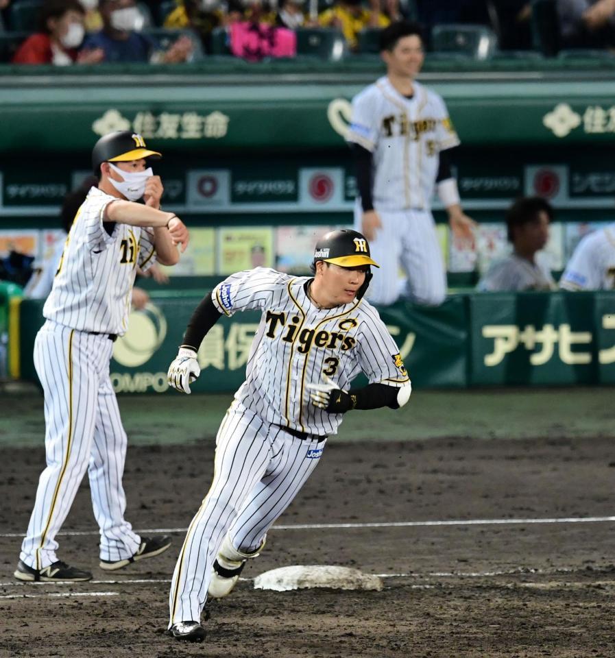 ７回、大山は左翼線に同点適時二塁打を放つ＝甲子園（撮影・山口登）