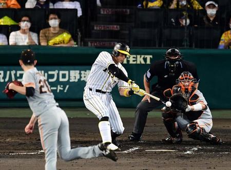 　６回、糸井は右中間に適時二塁打を放つ（投手・戸郷、捕手人・大城）