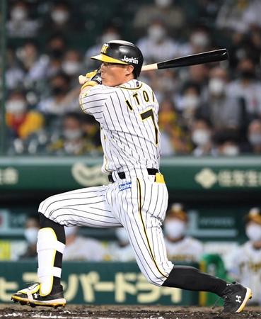 　６回、適時二塁打を放つ糸井