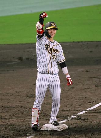 　７回、中野は走者一掃の適時三塁打を放ちガッツポーズ