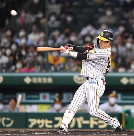 　７回、走者一掃となる勝ち越し適時三塁打を放つ中野