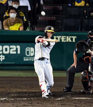 　７回、中野は走者一掃の適時三塁打を放つ