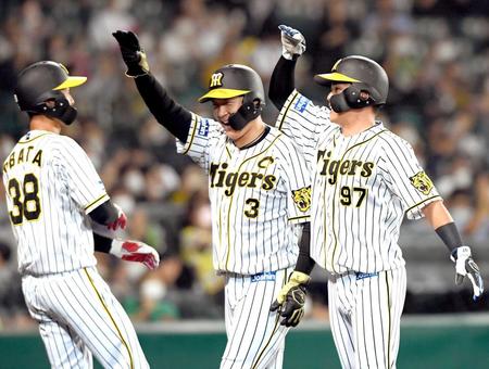 　７回、中野の３点三塁打で生還した大山（中央）