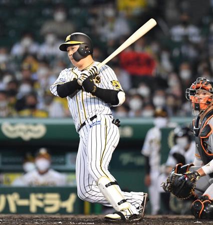 　７回、同点となる２点適時二塁打を放つ大山