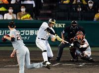 　６回、糸井は右中間に適時二塁打を放つ（投手・戸郷、捕手人・大城）