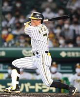 　６回、適時二塁打を放つ糸井