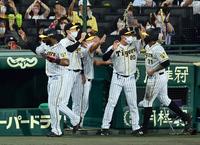 　７回、矢野監督（左から２人目）は生還したロハスとマルテを迎える