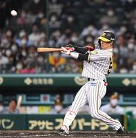 　７回、走者一掃となる勝ち越し適時三塁打を放つ中野