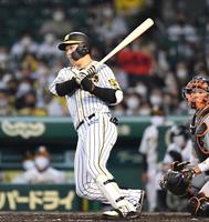 　７回、同点となる２点適時二塁打を放つ大山