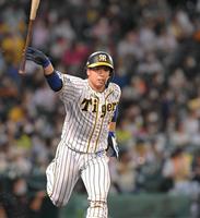 　５回、逆転２ランを放ち駆け出す阪神・梅野＝甲子園（撮影・高部洋祐）