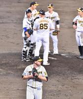 ７回途中で降板する阪神・ガンケル（手前）＝甲子園球場（撮影・吉澤敬太）