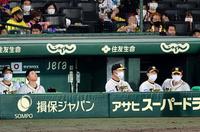 　７回、阪神・佐藤輝（左から２人目）は空振り三振に倒れベンチで天を仰ぐ＝甲子園（撮影・山口登）