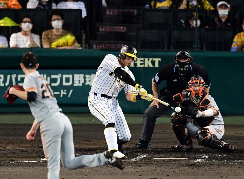 　６回、糸井は右中間に適時二塁打を放つ（投手・戸郷、捕手人・大城）