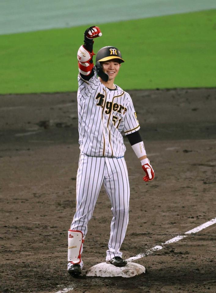 　７回、中野は走者一掃の適時三塁打を放ちガッツポーズ