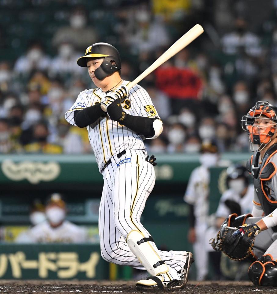 　７回、同点となる２点適時二塁打を放つ大山