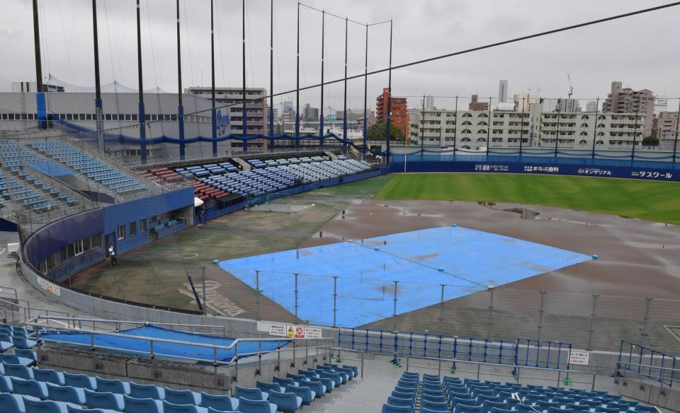 ウエスタンの中日対阪神は降雨のため中止＝ナゴヤ球場（撮影・佐々木彰尚）