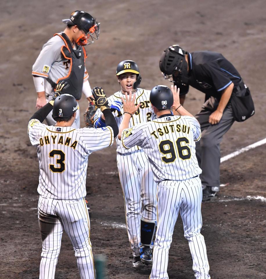 　５回、左越えに２ランを放ち、一走・阪神・大山とタッチを交わし生還する阪神・梅野（中央）＝甲子園球場（撮影・吉澤敬太）