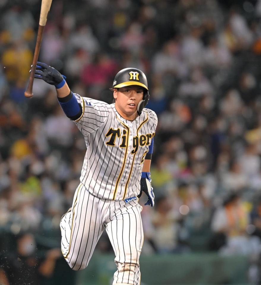 　５回、逆転２ランを放ち駆け出す阪神・梅野＝甲子園（撮影・高部洋祐）