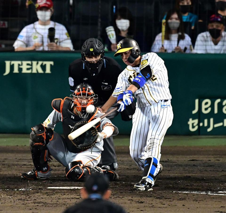 　５回、阪神・梅野が左越えに逆転２ランを放つ＝甲子園（撮影・山口登）