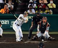 　２回、佐藤輝は空振り三振に倒れる（撮影・山口登）