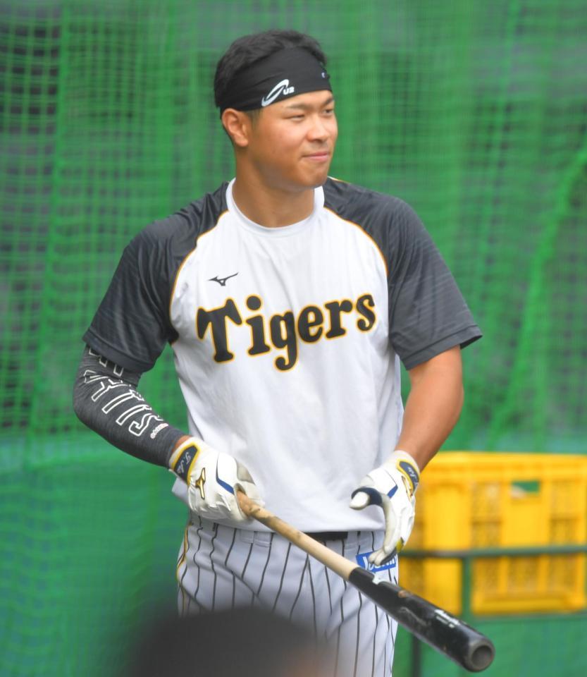 　明るい表情で練習に励む佐藤輝（撮影・吉澤敬太）