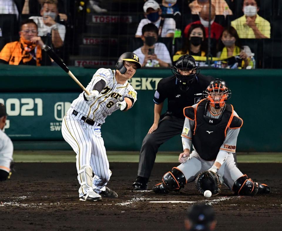 　２回、佐藤輝は空振り三振に倒れる（撮影・山口登）