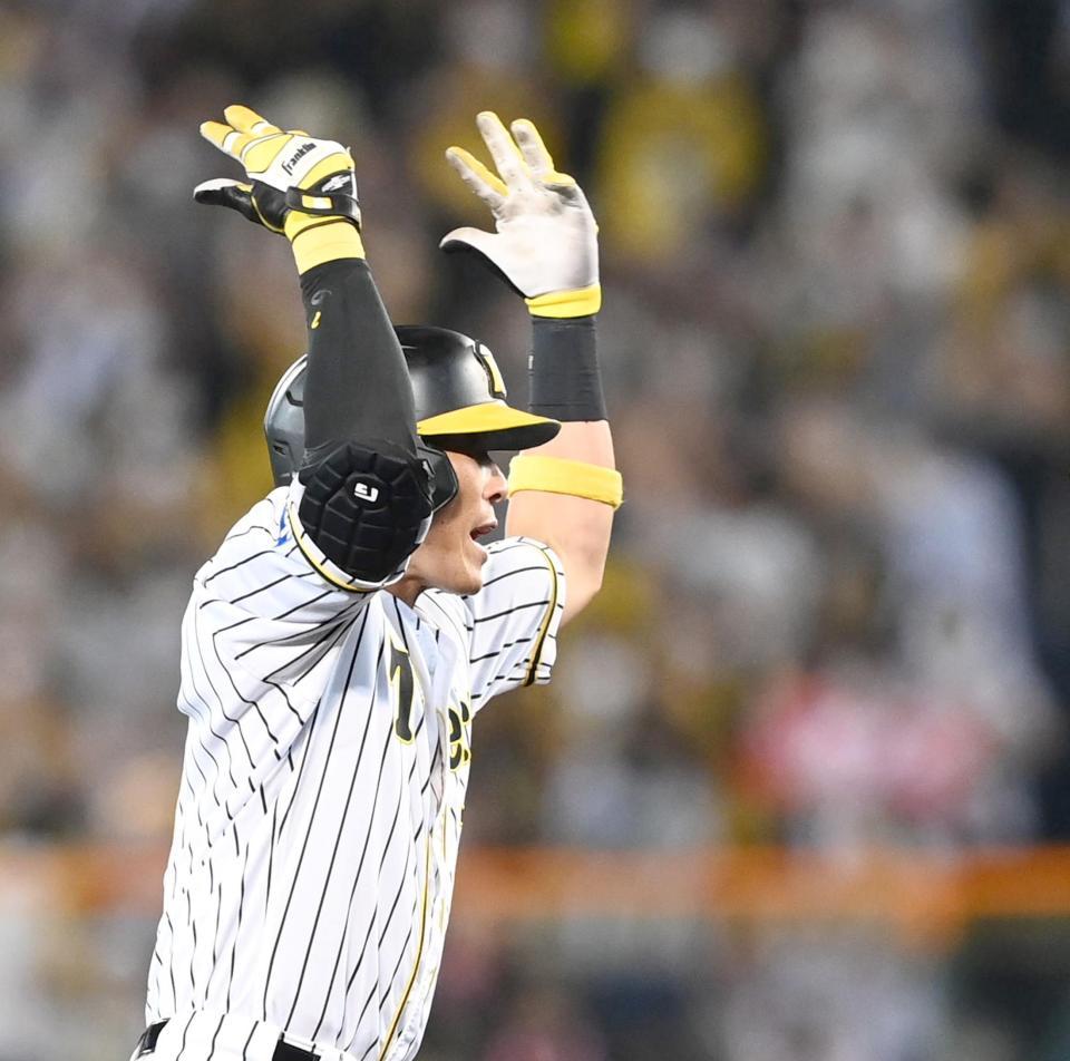 　７回、同点二塁打を放ち、ベンチに向かって手を上げる糸井（撮影・飯室逸平）