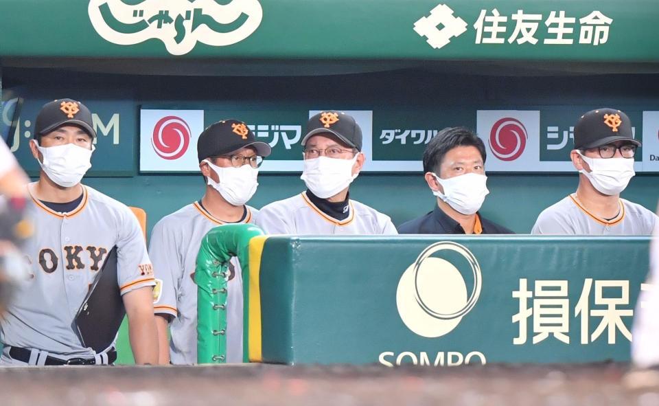 　７回、同点に追いつかれ厳しい表情の原監督（中央）＝撮影・吉澤敬太