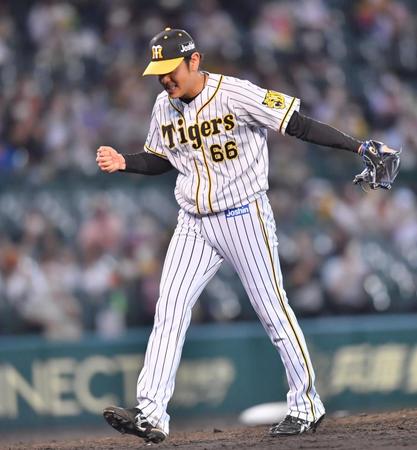 　７回、丸を三振に仕留めガッツポーズを見せる小川（