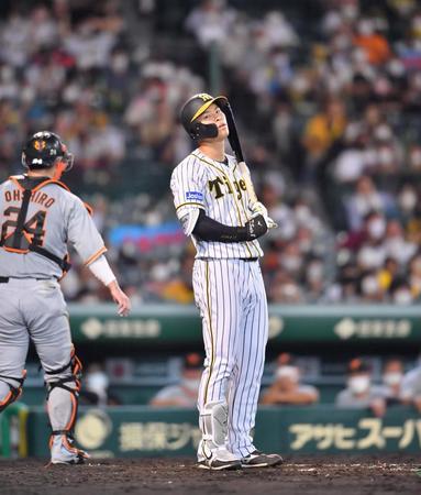 　４回、見逃し三振に倒れた佐藤輝