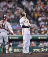 　４回、見逃し三振に倒れた佐藤輝