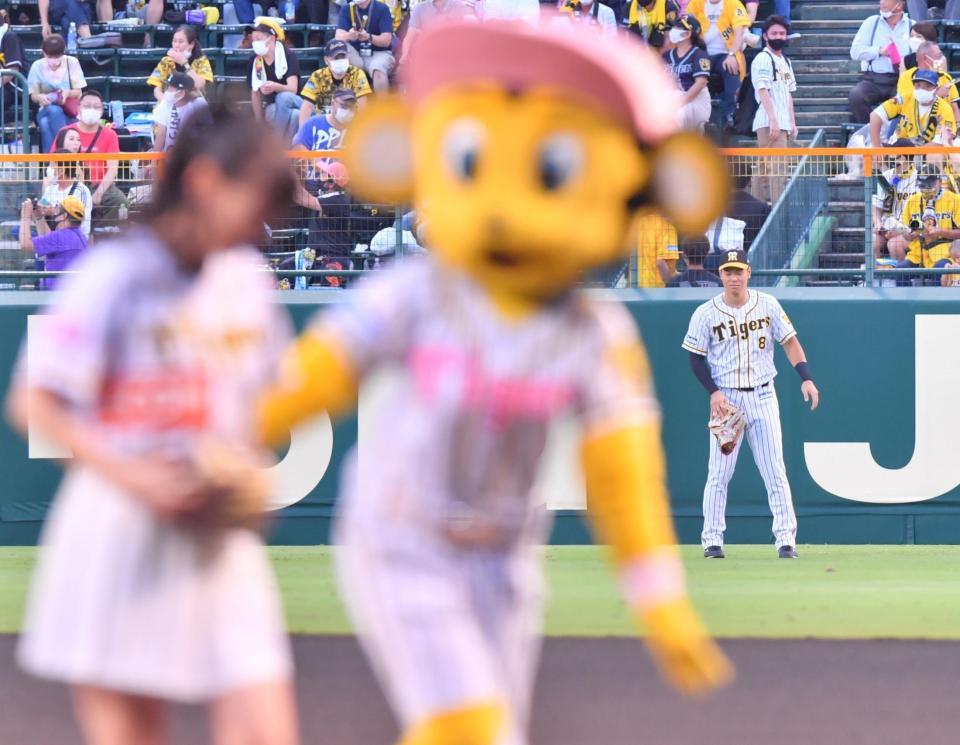 　始球式を終えた高城れに（手前）を見つめる佐藤輝