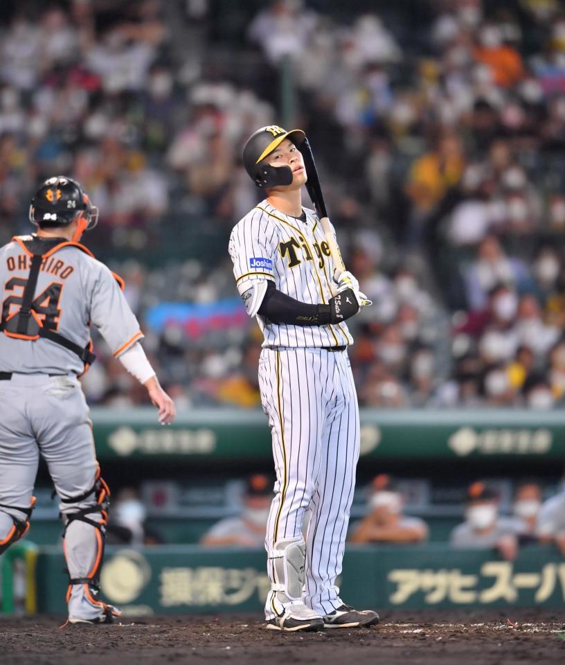 　４回、見逃し三振に倒れた佐藤輝