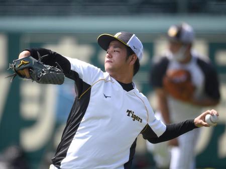 　キャッチボールで調整する高橋