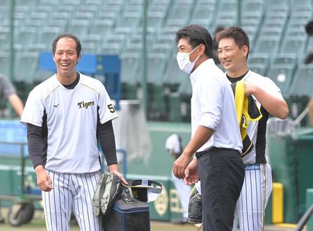 試合前、侍ジャパン・稲葉監督（手前）にあいさつする青柳（左）と岩崎（撮影・高部洋祐）