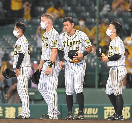 出番なく敗戦し、ファンにあいさつする阪神・佐藤輝明（右から２人目）＝甲子園（撮影・高部洋祐）