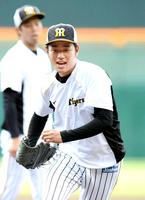 　投内連係でダッシュする高橋