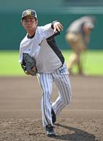 　マウンドの感触を確かめる高橋