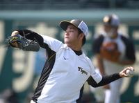 　キャッチボールで調整する高橋