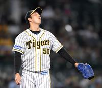 ３回、村上に３ランを許した青柳は打球を見上げる（撮影・田中太一）