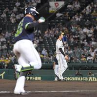 ３回、ヤクルト・村上宗隆（左）に３ランを浴びる阪神・青柳晃洋＝甲子園（撮影・高部洋祐）