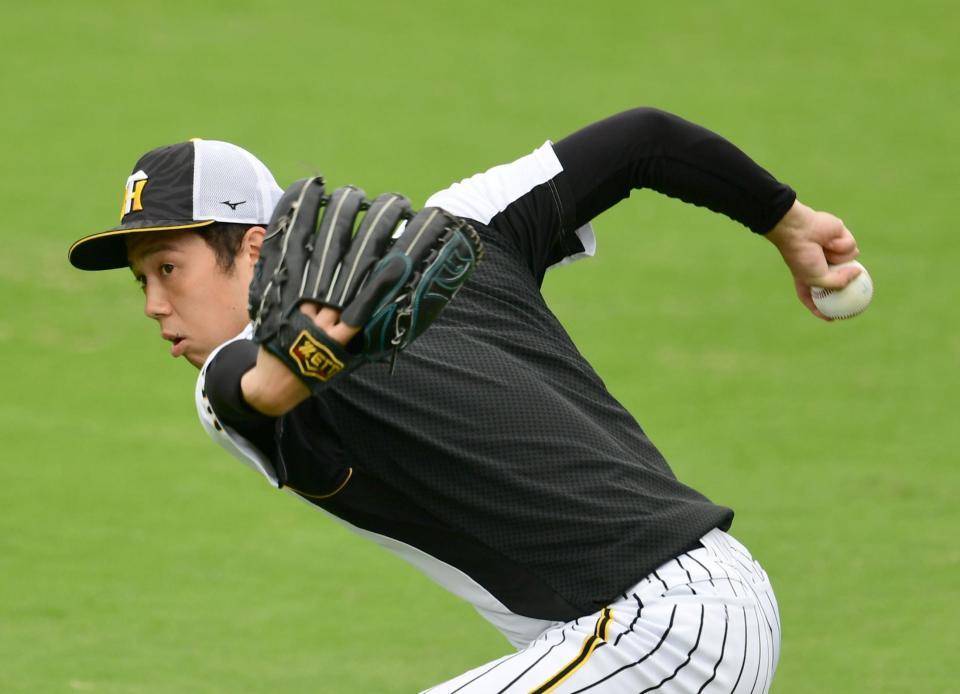 キャッチボールする青柳（撮影・山口登）