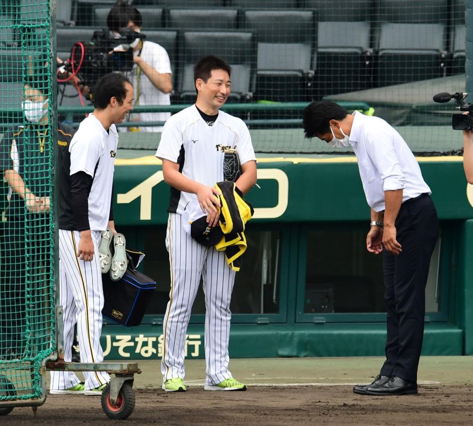 （左から）青柳と岩崎に頭を下げる侍ジャパン・稲葉監督（撮影・山口登）