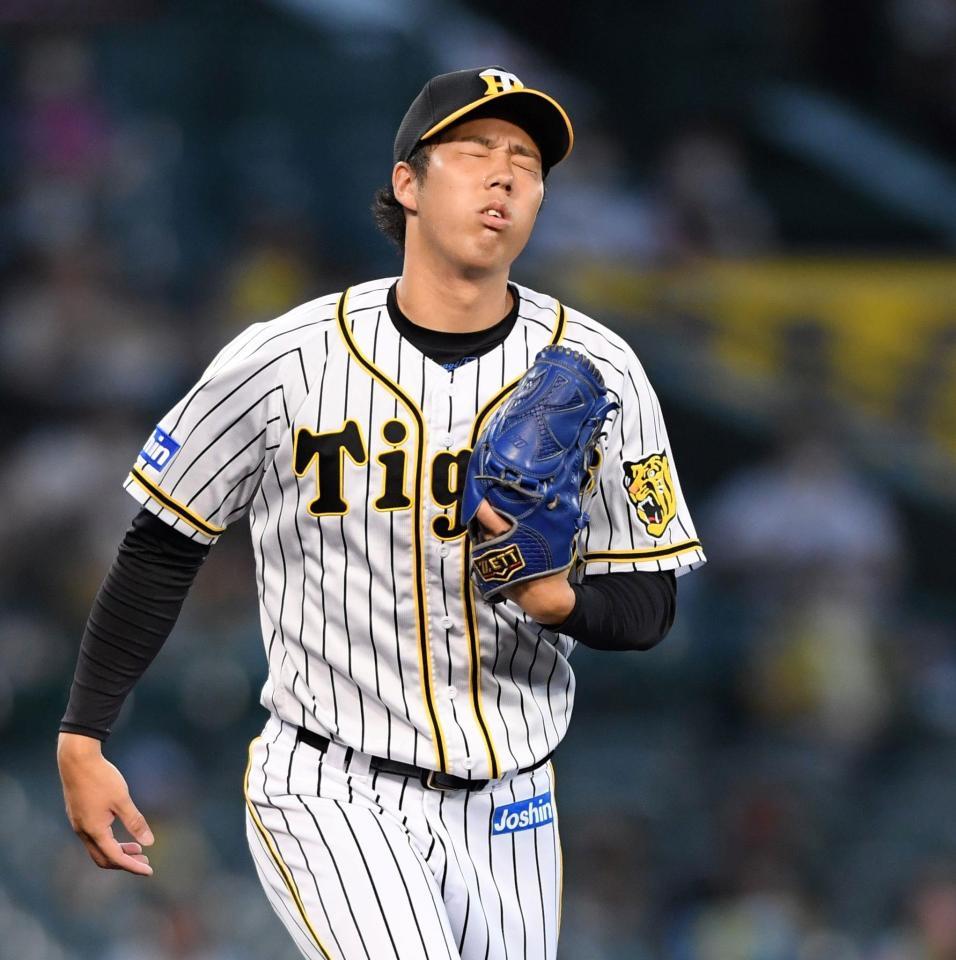 １回、坂口に二塁打を許し悔しがる青柳（撮影・田中太一）