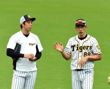 阪神・青柳（左）にアドバイスする矢野監督（撮影・山口登）