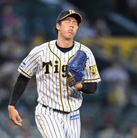 　１回、坂口に二塁打を許し悔しがる青柳