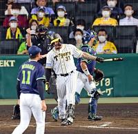 　７回、奥川（１１）の前に空振り三振に倒れた４番・マルテ