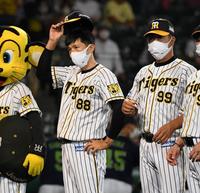 　ヤクルトに大敗し、スタンドへあいさつする矢野監督